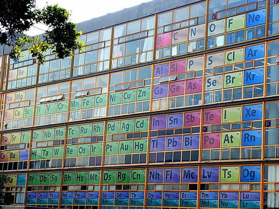 FOTO: La Facultad de Química de la Universidad Nacional Autónoma de México (UNAM) en Ciudad de México, decoró uno de sus edificios con esta herramienta.